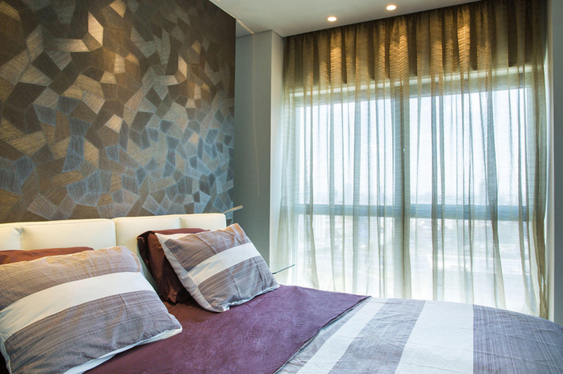 חדר שינה עם וילון שקוף